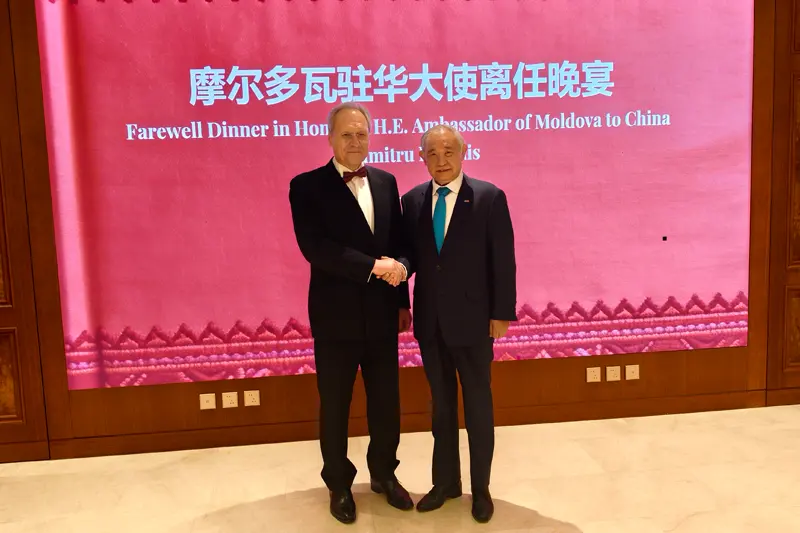 李若弘话别离任摩尔多瓦驻华大使