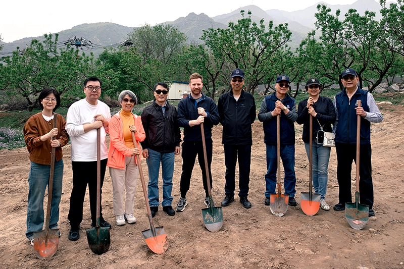 基金会理事顾问领导与国际友人共聚阳台山共植友谊林赓续革命精神
