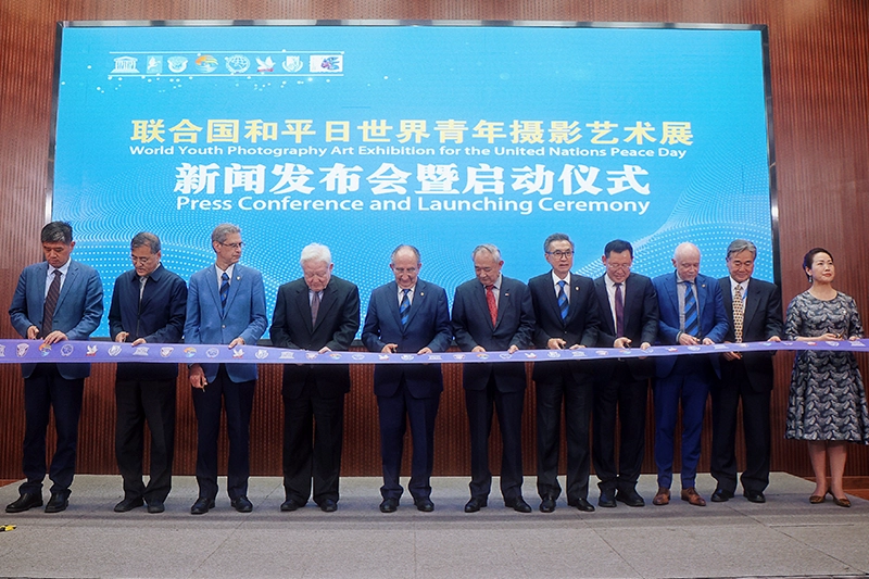 Li Ruohong and President Busi delivered speeches& cut the ribbon for the World Youth Photography Art Exhibition